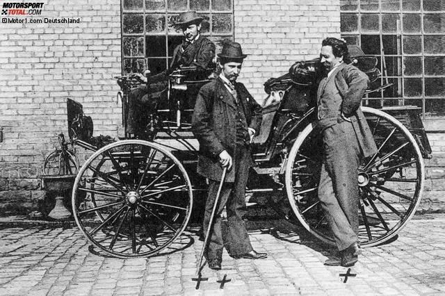Fernfahrt des Baron von Liebieg vor 125 Jahren: Theodor von Liebieg (Mitte) auf seiner Fernreise 1894 mit seinem Benz Victoria zu Besuch in Mannheim bei Carl Benz (rechts).
