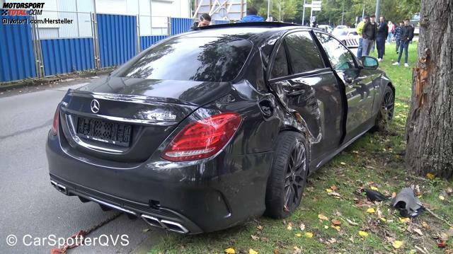 Mercedes-AMG C 63 Limousine fährt in Rotterdam gegen Baum