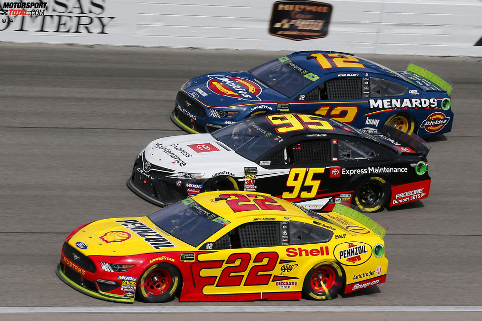 Joey Logano (Penske), Matt DiBenedetto (Leavine) und Ryan Blaney (Penske) 