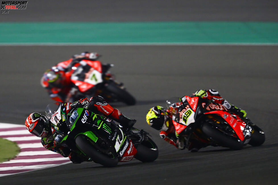 Jonathan Rea vor Alvaro Bautista und Chaz Davies