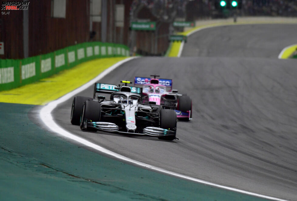 Valtteri Bottas (Mercedes) und Sergio Perez (Racing Point) 