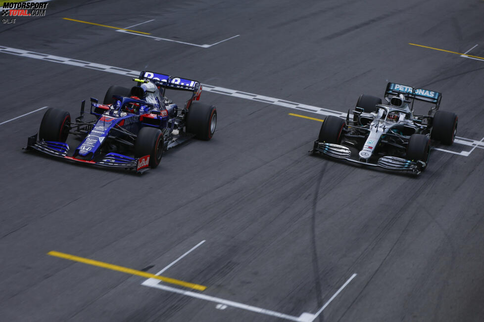 Pierre Gasly (Toro Rosso) und Lewis Hamilton (Mercedes) 