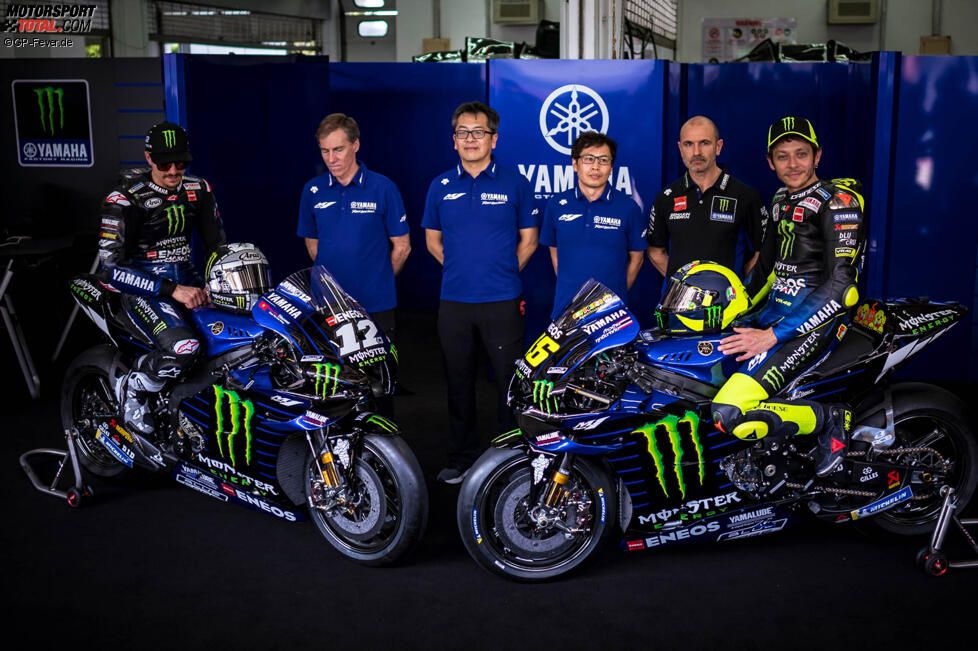 Maverick Vinales und Valentino Rossi mit dem Team