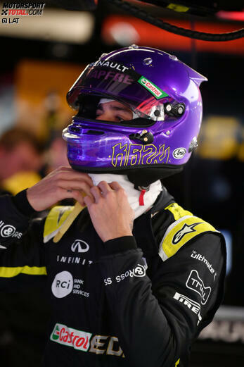 Daniel Ricciardo fährt bei den Formel-1-Tests in Barcelona mit einem lila Helm