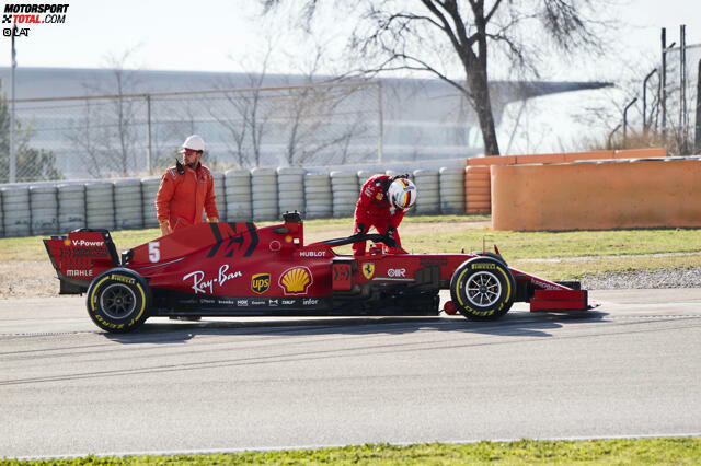 Sebastian Vettel musste seinen Ferrari am Freitag auf der Strecke parken. Schau dir weitere Bilder von Vettels neuem SF1000 an!