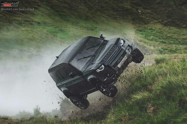 Land Rover Defender (2020) hebt im James-Bond-Film ab