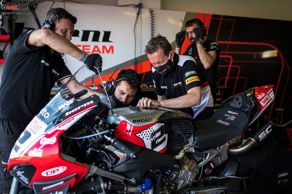 Die Barni-Crew arbeitet an Leon Camiers Ducati