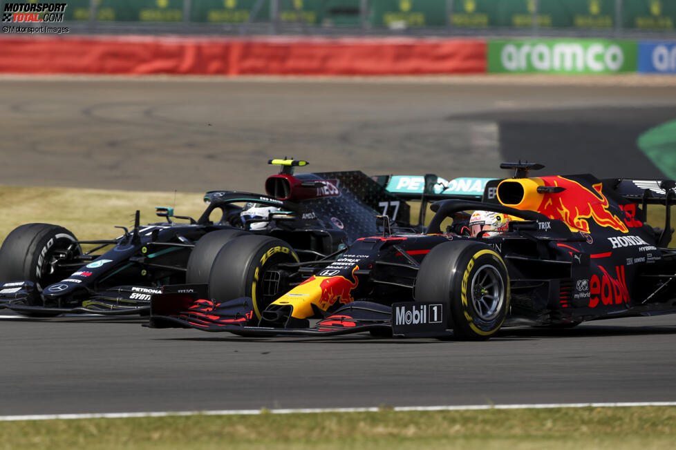 Valtteri Bottas (Mercedes) und Max Verstappen (Red Bull) 