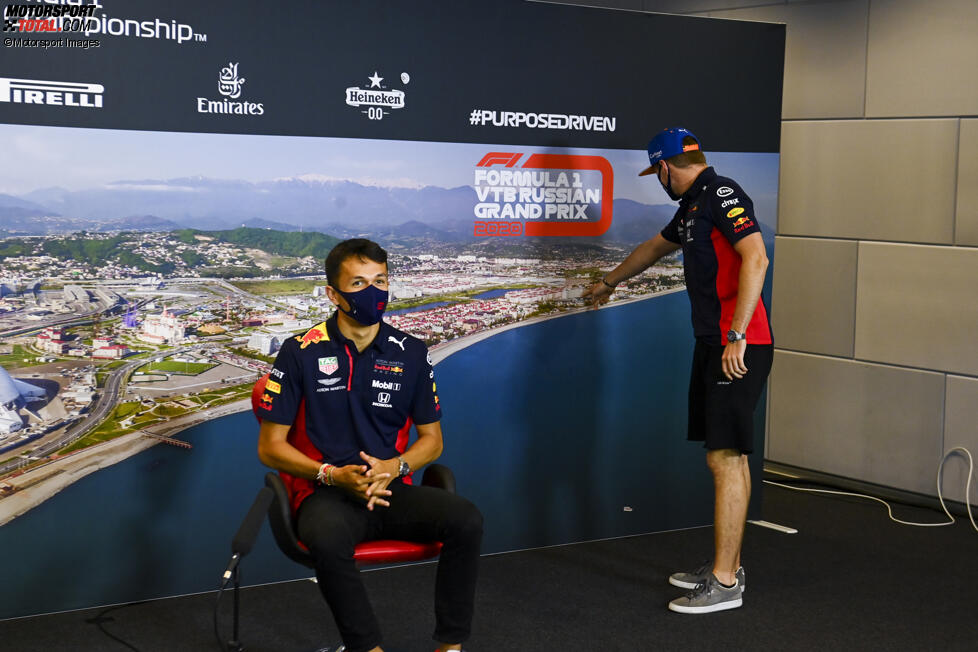Alexander Albon (Red Bull) und Max Verstappen (Red Bull) 