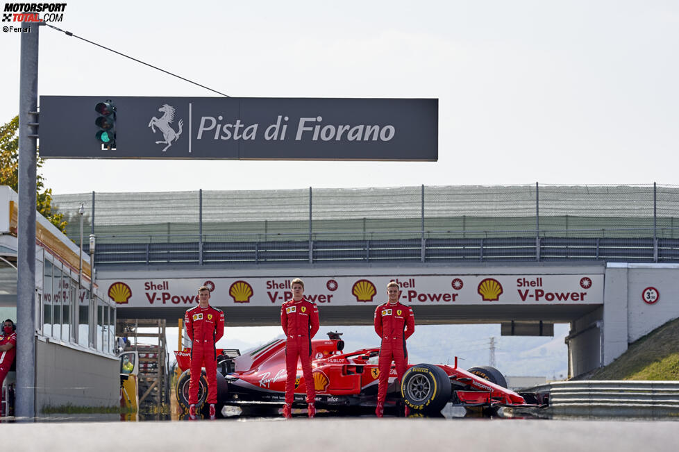 Callum Ilott, Robert Schwarzman und Mick Schumacher (Ferrari) mit dem Ferrari SF71H 
