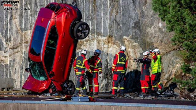 Volvo lässt Autos aus 30 Meter Höhe fallen