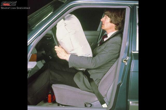 Vor 40 Jahren: Mercedes-Benz bringt Fahrerairbag und Gurtstraffer in die Serie