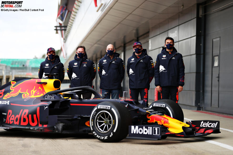 Sergio Perez (Red Bull), Christian Horner, Adrian Newey, Max Verstappen (Red Bull) und Alexander Albon 
