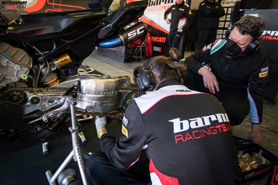 Die Barni-Mechaniker arbeiten an Tito Rabats Ducati