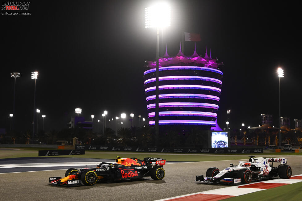 Sergio Perez (Red Bull) und Nikita Masepin (Haas) 