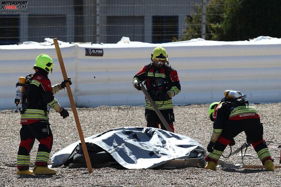 Feuerwehr bei gestürztem MotoE-Motorrad