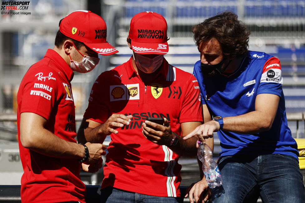 Charles Leclerc (Ferrari), Carlos Sainz (Ferrari) und Fernando Alonso (Alpine) 