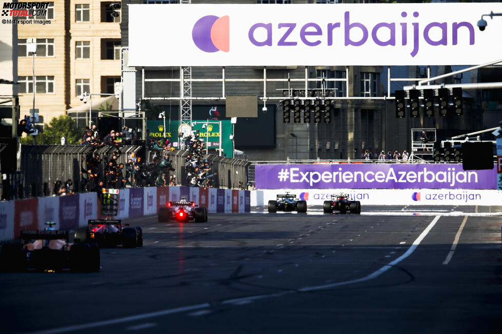 Sergio Perez (Red Bull), Sebastian Vettel (Aston Martin) und Pierre Gasly (AlphaTauri) 