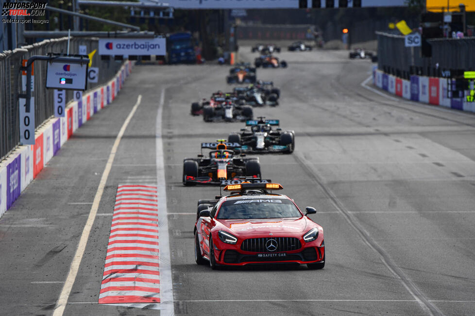 Sergio Perez (Red Bull) und Lewis Hamilton (Mercedes) 