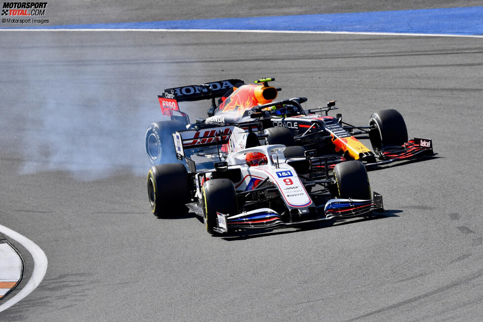 Nikita Masepin (Haas) und Sergio Perez (Red Bull) 