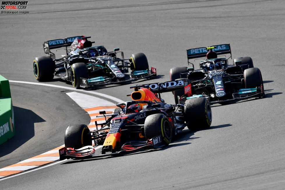 Max Verstappen (Red Bull), Valtteri Bottas (Mercedes) und Lewis Hamilton (Mercedes) 
