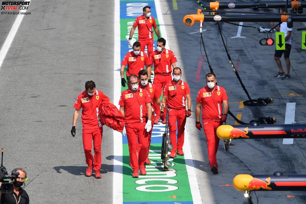 Ferrari-Mechaniker in der Boxengasse