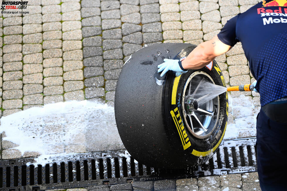 Mechaniker von Red Bull wäscht Felgen und Reifen