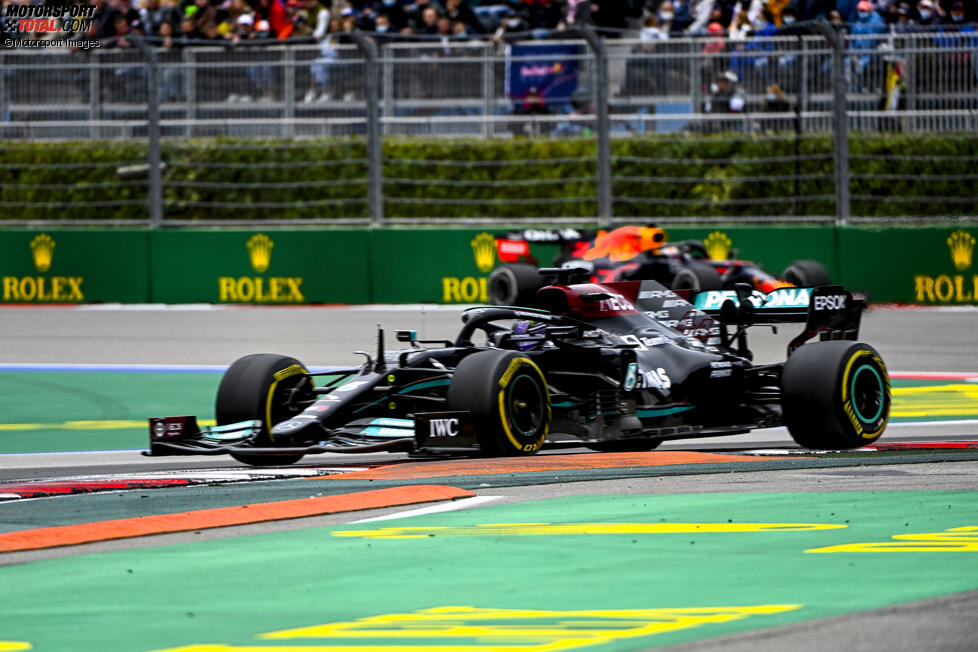 Lewis Hamilton (Mercedes) und Max Verstappen (Red Bull) 