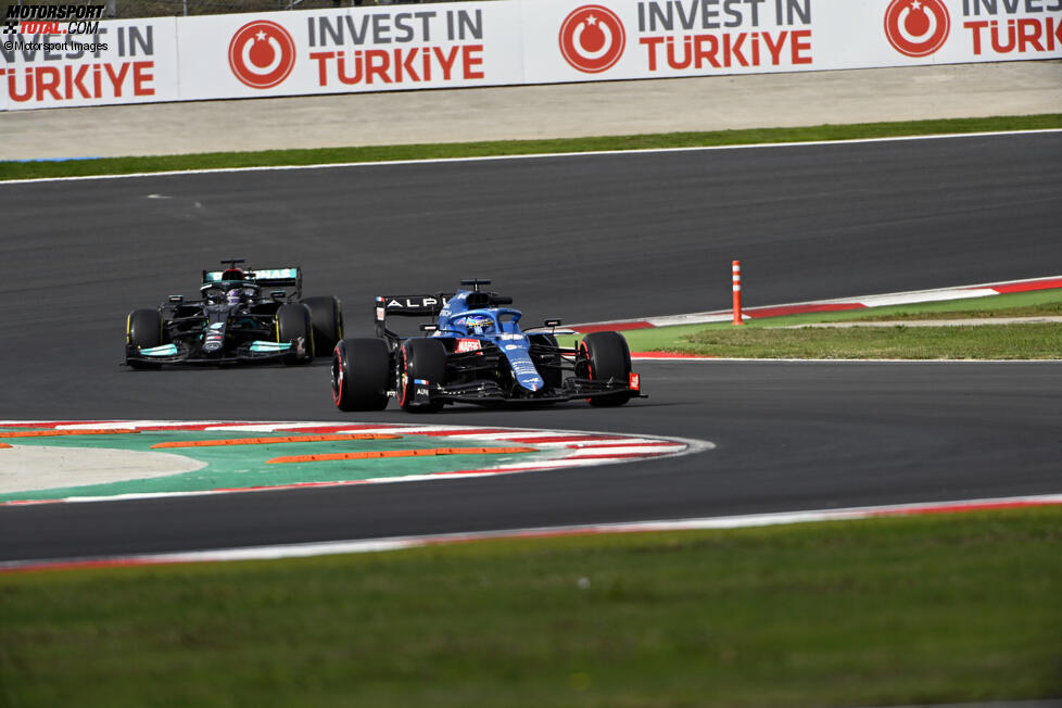 Fernando Alonso (Alpine) und Lewis Hamilton (Mercedes) 