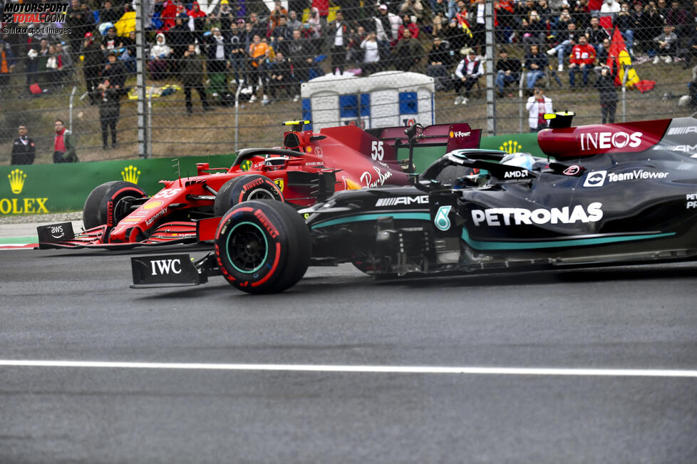 Valtteri Bottas (Mercedes) und Carlos Sainz (Ferrari) 