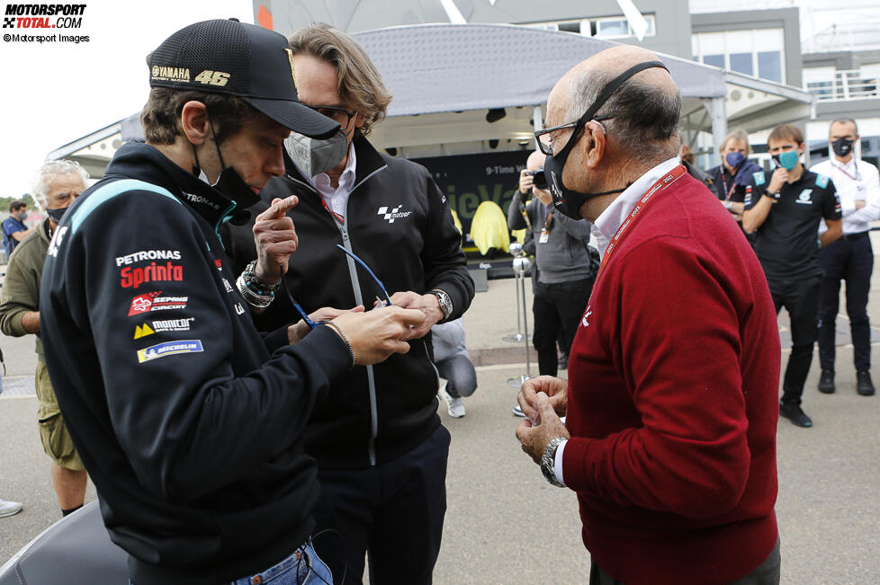 Carmelo Ezpeleta und Valentino Rossi 