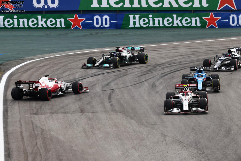 Kimi Räikkönen (Alfa Romeo), Antonio Giovinazzi (Alfa Romeo), Fernando Alonso (Alpine), Lewis Hamilton (Mercedes) und Yuki Tsunoda (AlphaTauri) 