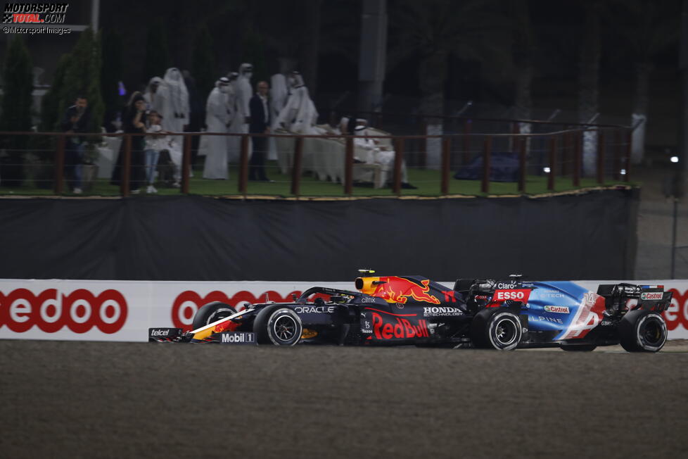 Sergio Perez (Red Bull) und Fernando Alonso (Alpine) 