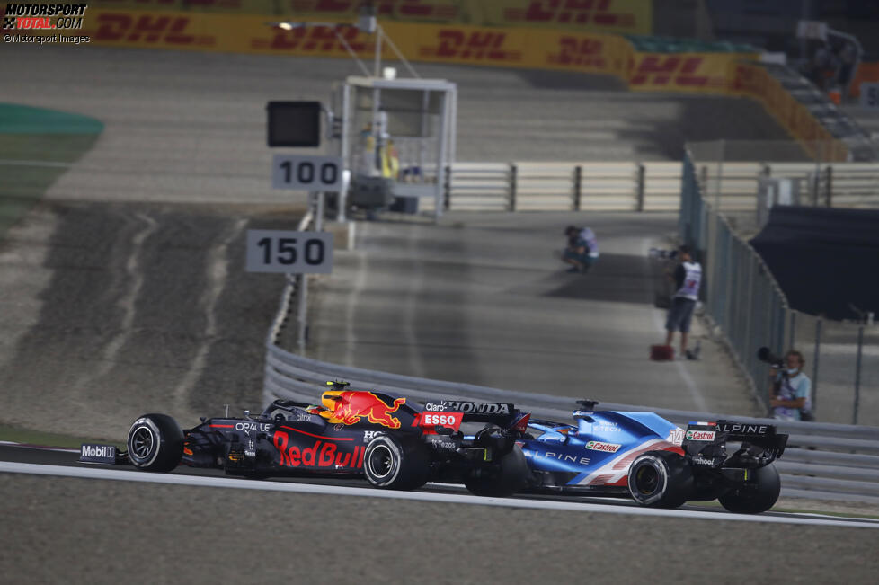 Sergio Perez (Red Bull) und Fernando Alonso (Alpine) 