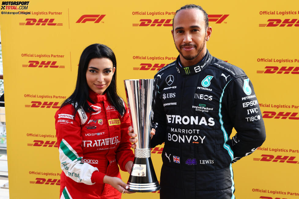 Lewis Hamilton (Mercedes) mit der Fastest-Lap-Trophy