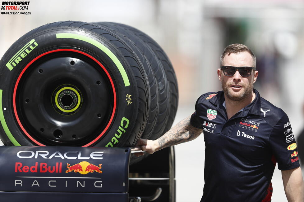 Red-Bull-Mechaniker mit Formel-1-Reifen von Pirelli