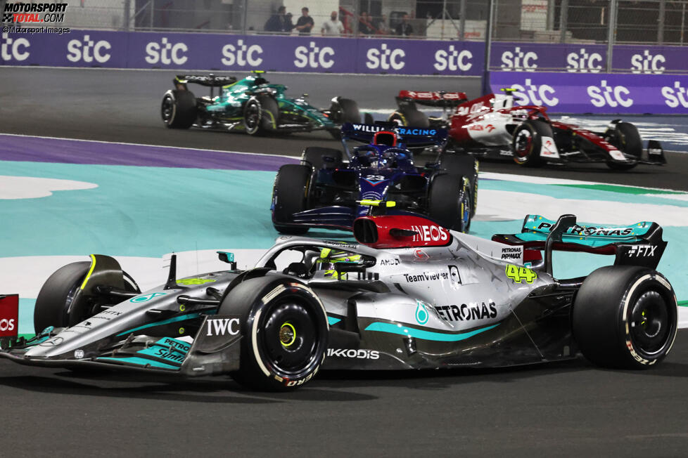 Alexander Albon (Williams) und Lewis Hamilton (Mercedes) 