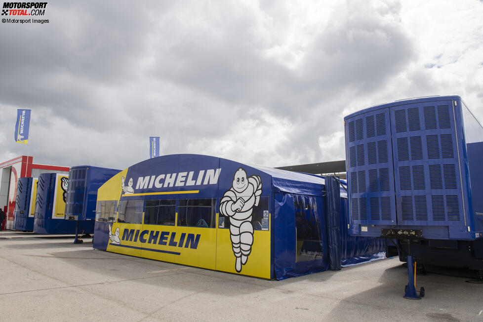 Michelin-Reifenlager im Fahrerlager