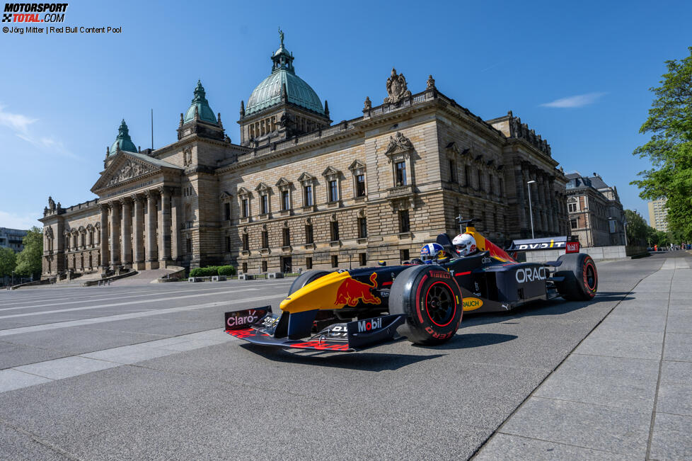 Ex-Formel-1-Pilot David Coulthard nimmt Fußballer Emil Forsberg im Red Bull mit durch Leipzig