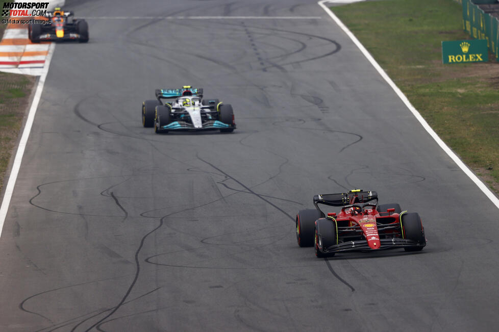 Carlos Sainz (Ferrari), Lewis Hamilton (Mercedes) und Sergio Perez (Red Bull) 