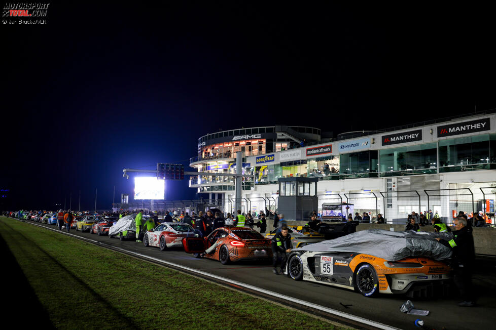 Nächtlicher Parc ferme auf der Start-Ziel-Geraden