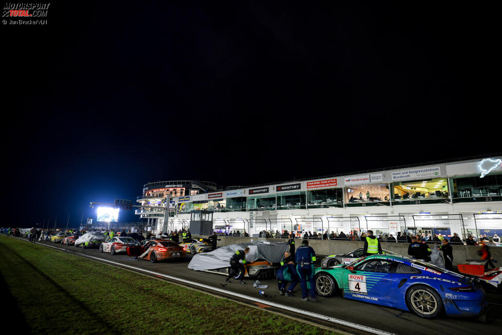 Nächtlicher Parc ferme auf der Start-Ziel-Geraden