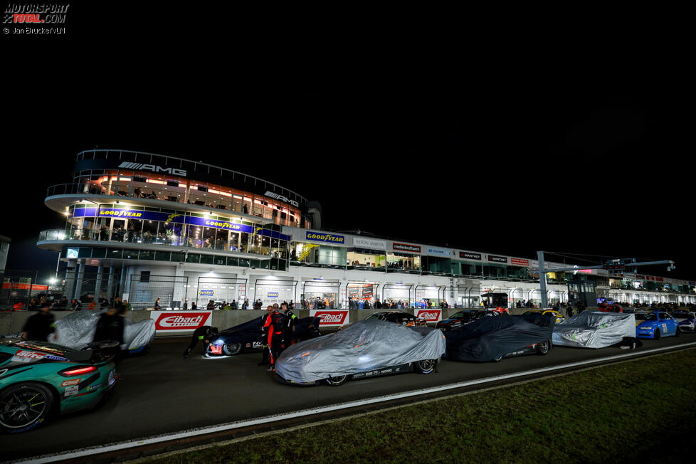 Nächtlicher Parc ferme auf der Start-Ziel-Geraden