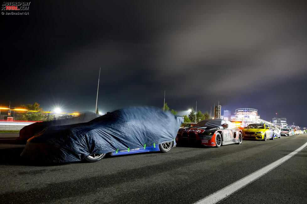 Nächtlicher Parc ferme auf der Start-Ziel-Geraden