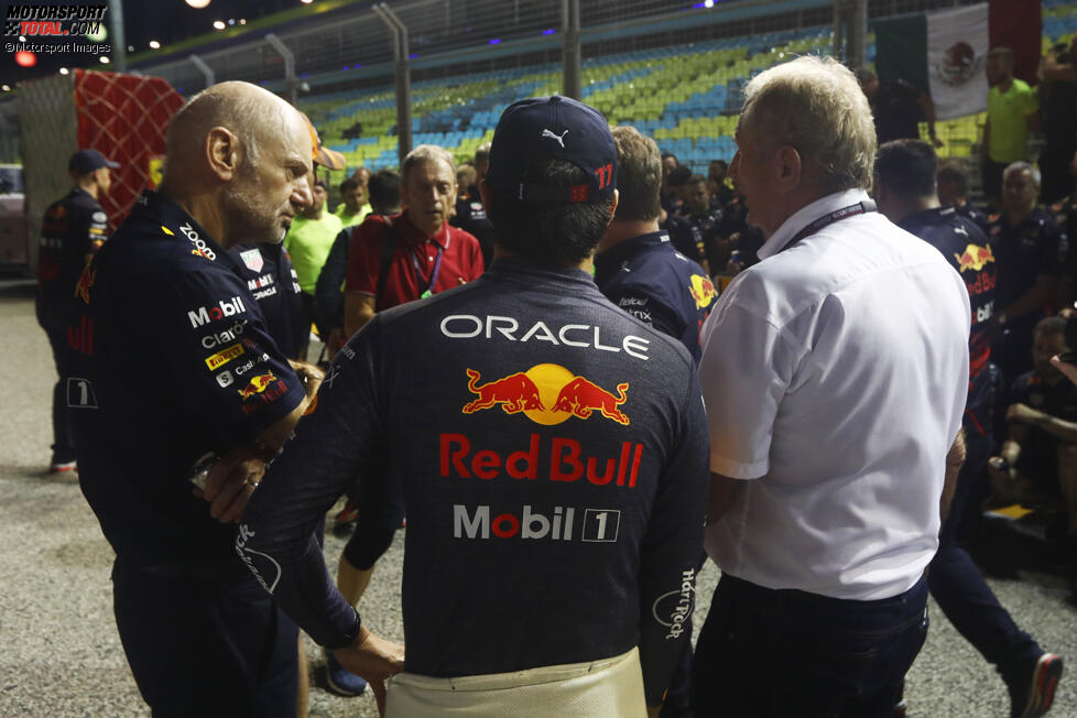 Sergio Perez (Red Bull), Adrian Newey und Helmut Marko 