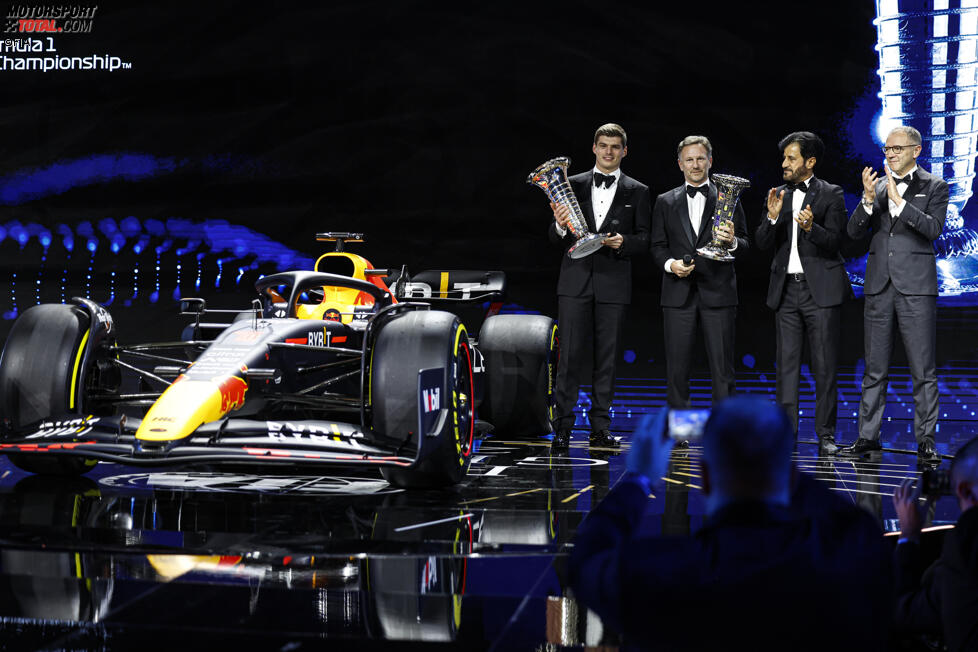 Max Verstappen, Christian Horner (Red Bull), Mohammed bin Sulayem (FIA) und Stefano Domenicali (Formel 1)