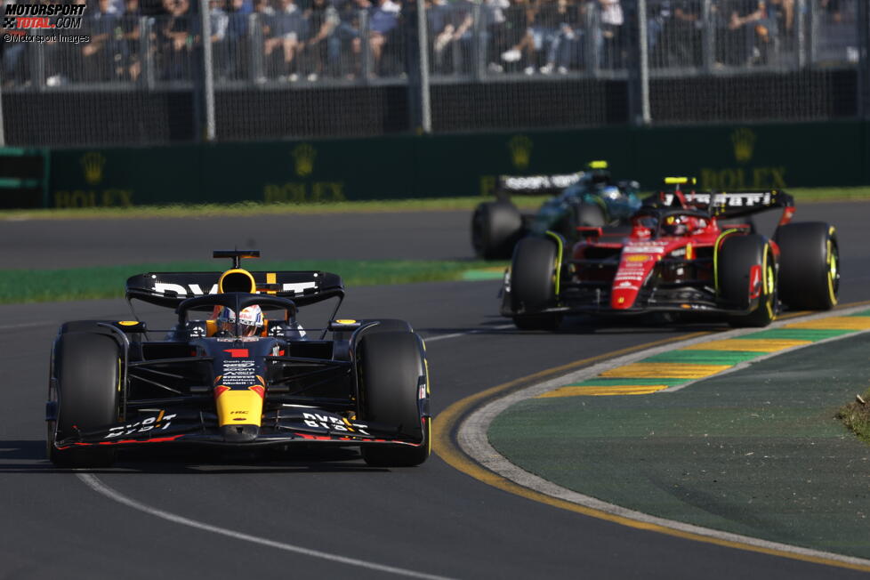 Max Verstappen (Red Bull), Carlos Sainz (Ferrari) und Fernando Alonso (Aston Martin) 