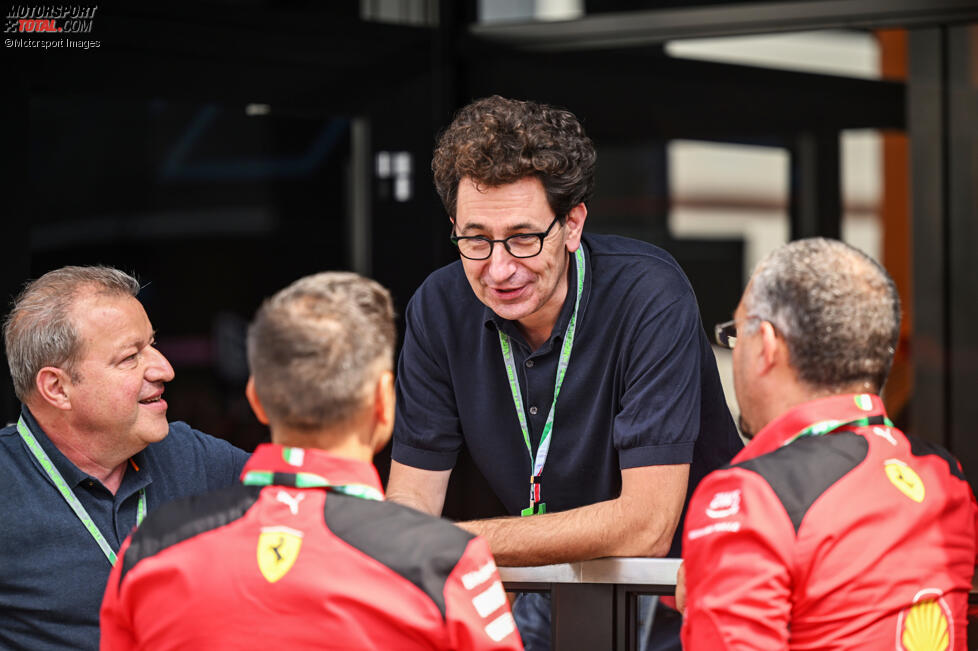 Mattia Binotto mit Ferrari-Mitarbeitern