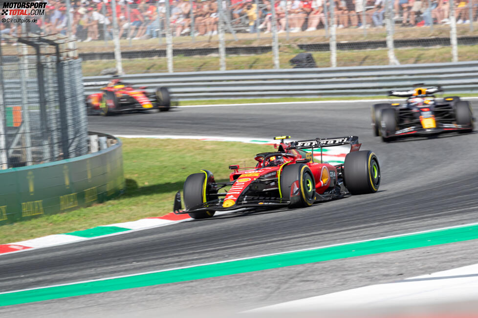 Carlos Sainz (Ferrari) und Max Verstappen (Red Bull) 