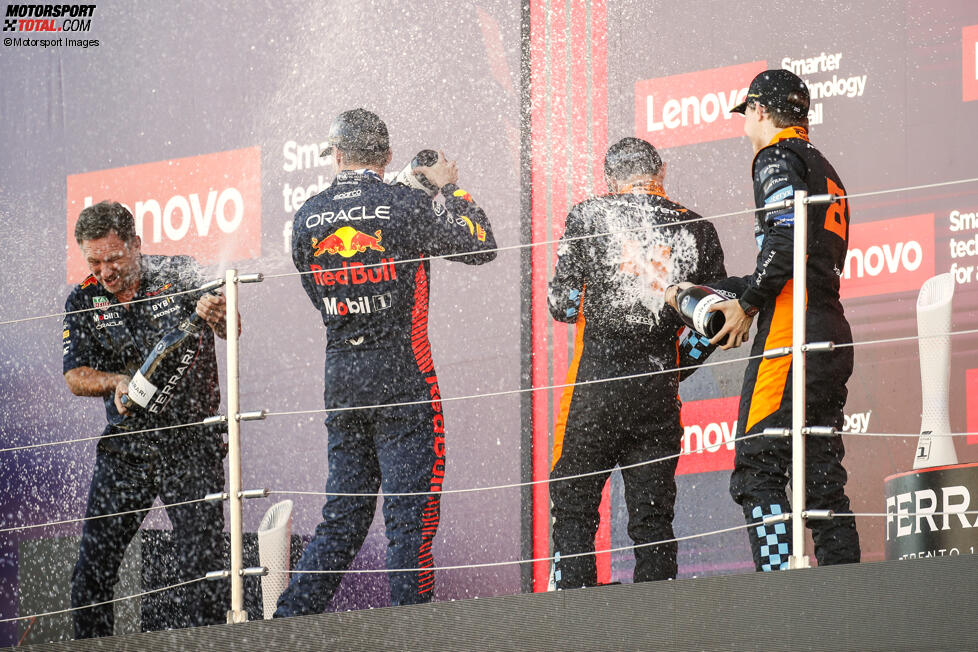 Christian Horner, Max Verstappen (Red Bull), Lando Norris (McLaren) und Oscar Piastri (McLaren) 